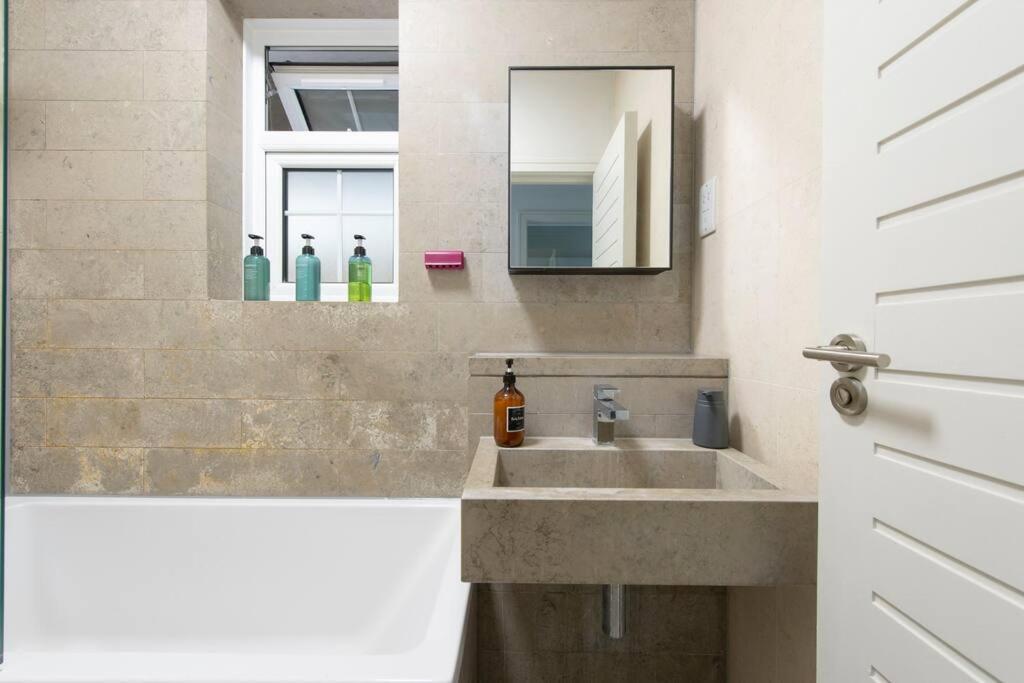 2 Bedroom Modern Urban Sanctuary 1Cc - Cherrydeal London Exterior photo